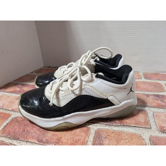 Nike Boys Jordan 11 CMFT Low DV2208-100 White Black Shoes Sneakers Size 5.5 Y - Picture 2 of 10